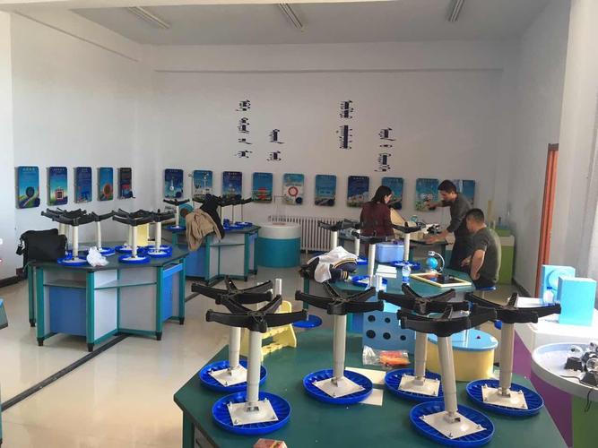 高中科技創(chuàng)新教育實驗室 融合教育科技的未來學習空間